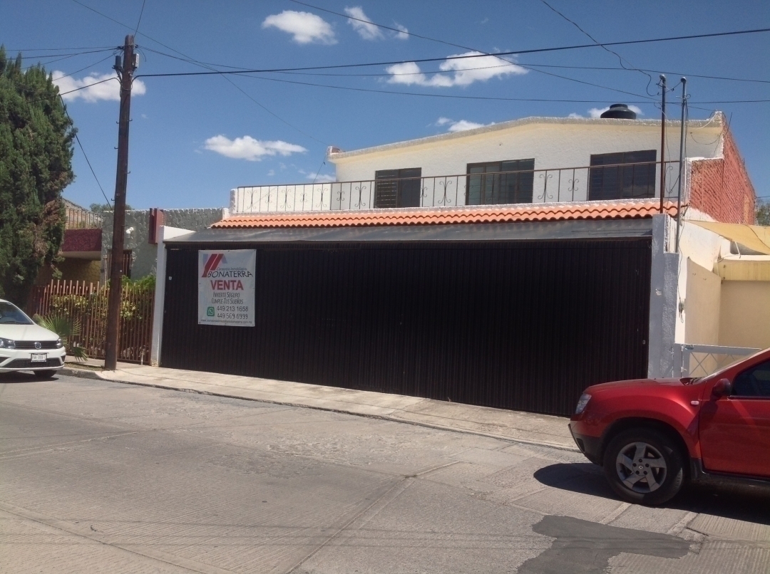 CIB VENDE AMPLIA CASA EN VERSALLES 1a. - 307